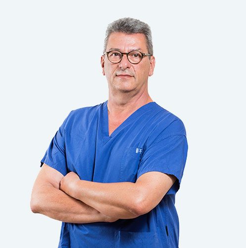 Dott. Takis Salonikidis, chirurgo specializzato nella tecnica PBS per la cura dell'alluce valgo.