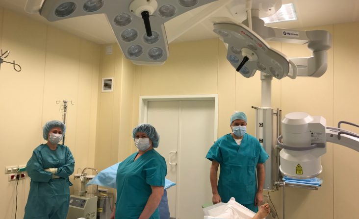 Dott Bianchi in sala operatoria intervento alluce valgo a Mosca